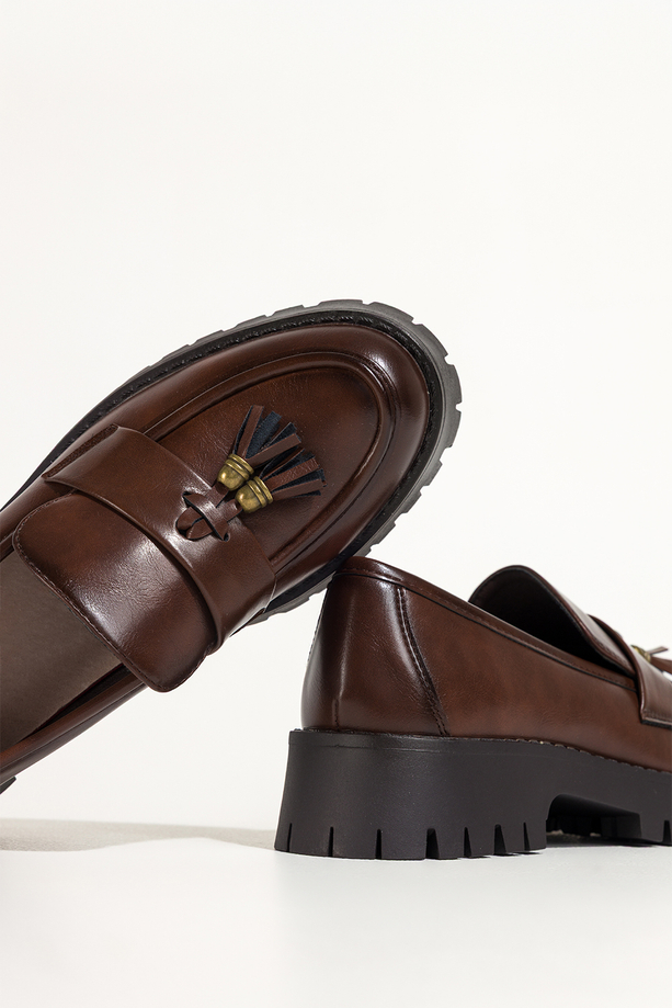 Czekoladowe mokasyny damskie półbuty z chwostami na bieżnikowanej platformie skórzana wkładka Carla K-6-B899