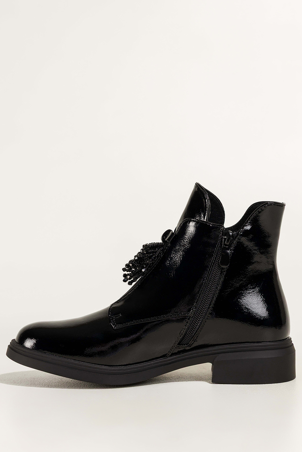 Czarne botki damskie lakierowane na szerokim klocku z kokardą i kryształkami wycięcia po bokach Casu BC24X9-B