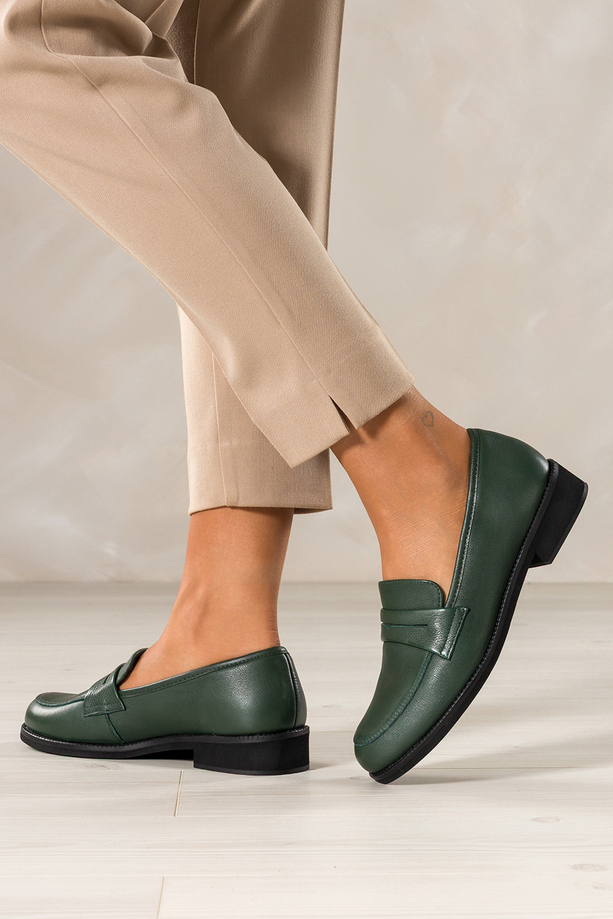 Zielone mokasyny skórzane damskie Sergio Leone na niskim szerokim obcasie ozdobny pasek na cholewce NP74887-H