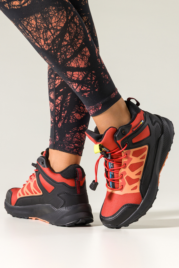 Czerwone buty sportowe trekkingowe damskie wodoodporne na bieżnikowanej podeszwie z regulowaną elastyczną sznurówką pomarańczowe wstawki Casu 7493-6D