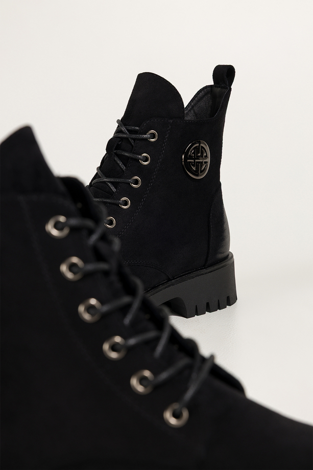 Czarne botki damskie na bieżnikowanej platformie stalowa ozdoba sznurowane Casu CB349-8