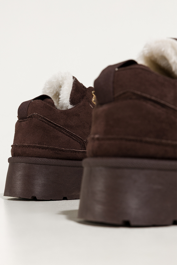 Czekoladowe sneakersy damskie z futerkiem na platformie złota ozdoba sznurowane Casu SB123-8
