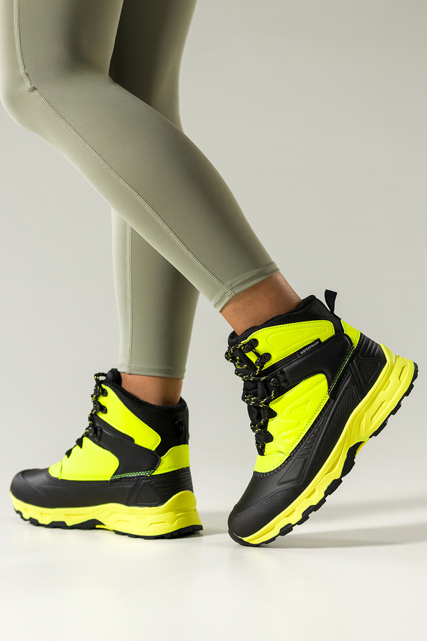 Czarne buty sportowe trekkingowe damskie wodoodporne na bieżnikowanej podeszwie sznurowane żółte wstawki Casu 7688-5D