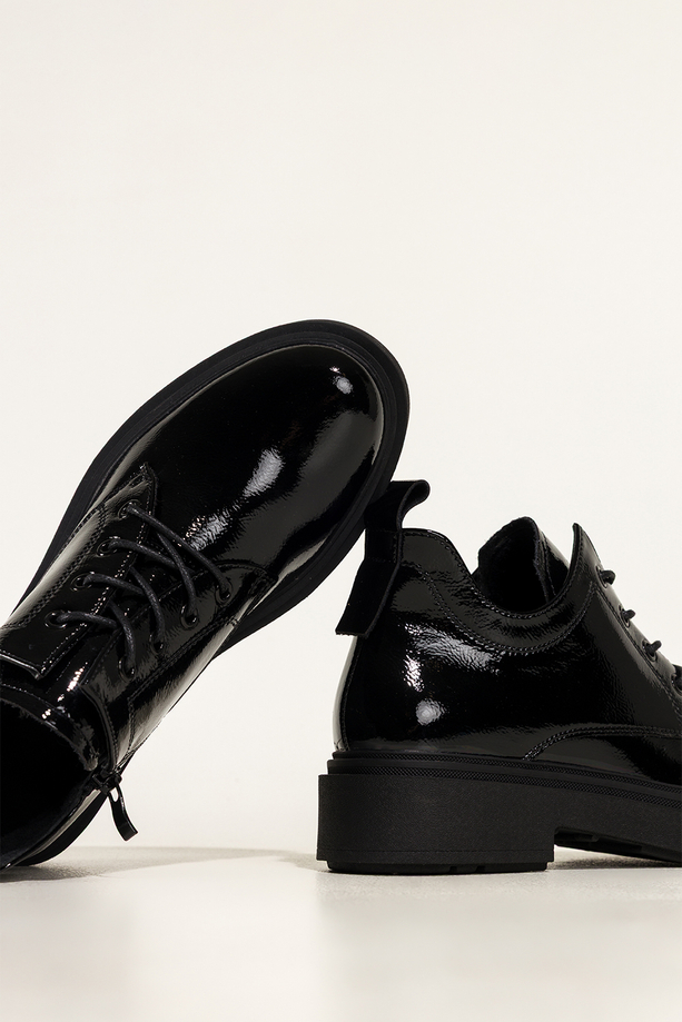 Czarne botki skórzane damskie lakierowane Sergio Leone na bieżnikowanej platformie wycięta cholewka sznurowane YG74242-H