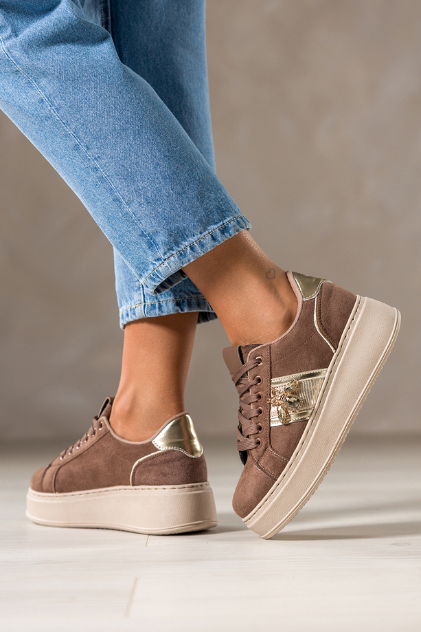 Brązowe sneakersy damskie buty sportowe na beżowej platformie złote dodatki owad z kryształkami sznurowane Carla X6067