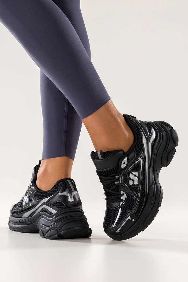 Czarne sneakersy damskie buty sportowe na platformie srebrne wstawki sznurowane Carla OZ693K
