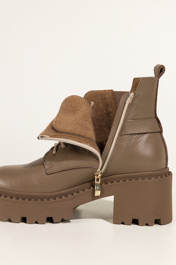 Ciemnobeżowe botki skórzane damskie workery na bieżnikowanej platformie w cholewce guma pasek ze stalową ozdobą sznurowane PRODUKT POLSKI Casu 39442