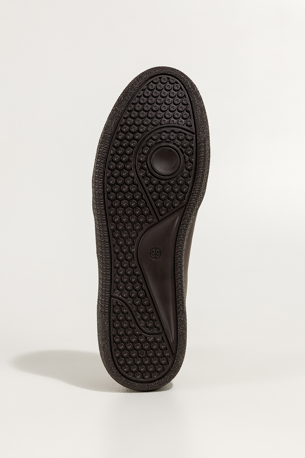 Czekoladowe sneakersy skórzane damskie buty sportowe na elastycznej podeszwie bordowe wstawki sznurowane PRODUKT POLSKI Casu M8765H7