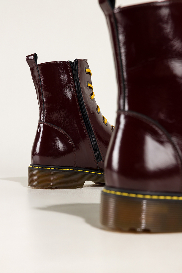 Bordowe botki skórzane damskie lakierowane glany na bieżnikowanej podeszwie z przeszyciami sznurowane PRODUKT POLSKI Casu 7293-ELTZ