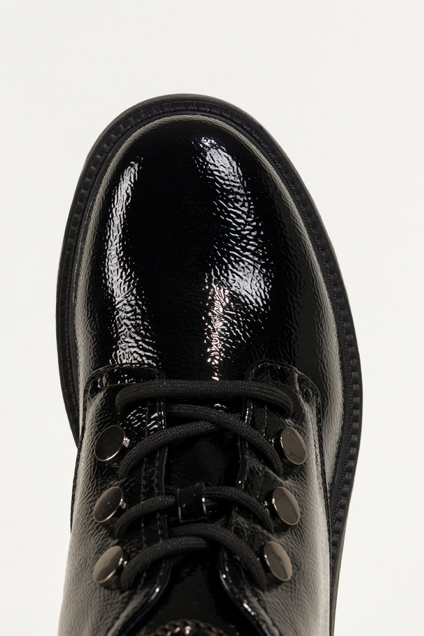 Czarne botki damskie lakierowane na bieżnikowanej platformie ozdobny owad na języku sznurowane Casu NW2399-8