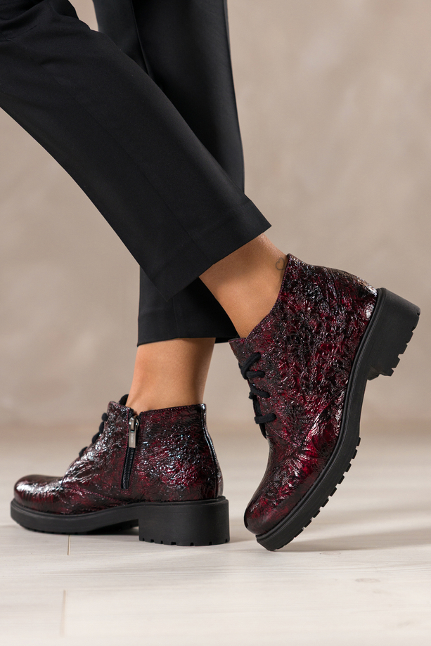 Bordowe botki skórzane damskie lakierowane z wzorem sznurowane PRODUKT POLSKI Casu 444