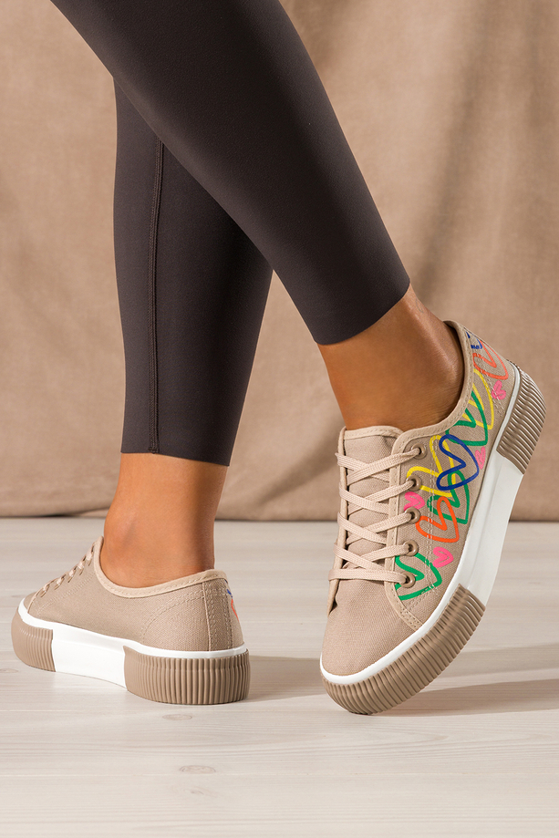 Beżowe trampki damskie sneakersy z kolorowymi sercami na platformie sznurowane Carla QY853-8