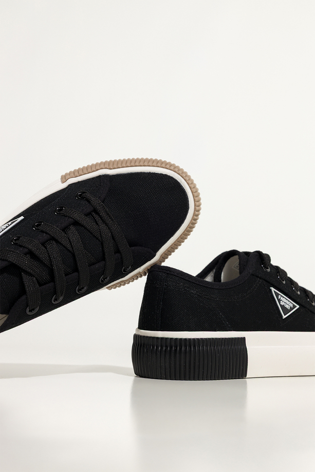 Czarne trampki damskie sneakersy na platformie z ozdobą sznurowane Carla QY835