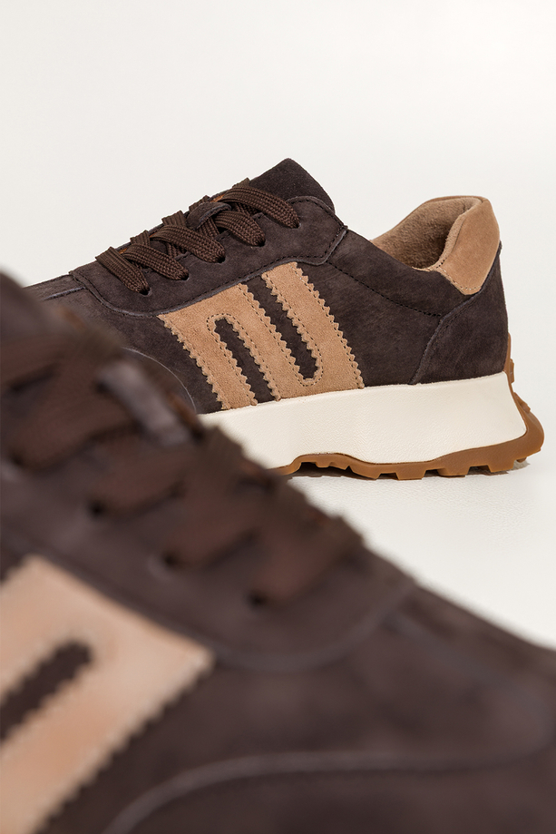 Czekoladowe sneakersy skórzane damskie buty sportowe na bieżnikowanej kremowej platformie beżowe wstawki sznurowane Carla TW-OC8921