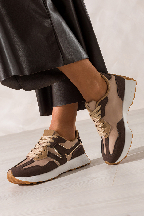 Brązowe sneakersy damskie na białej platformie sznurowane Casu LA295P