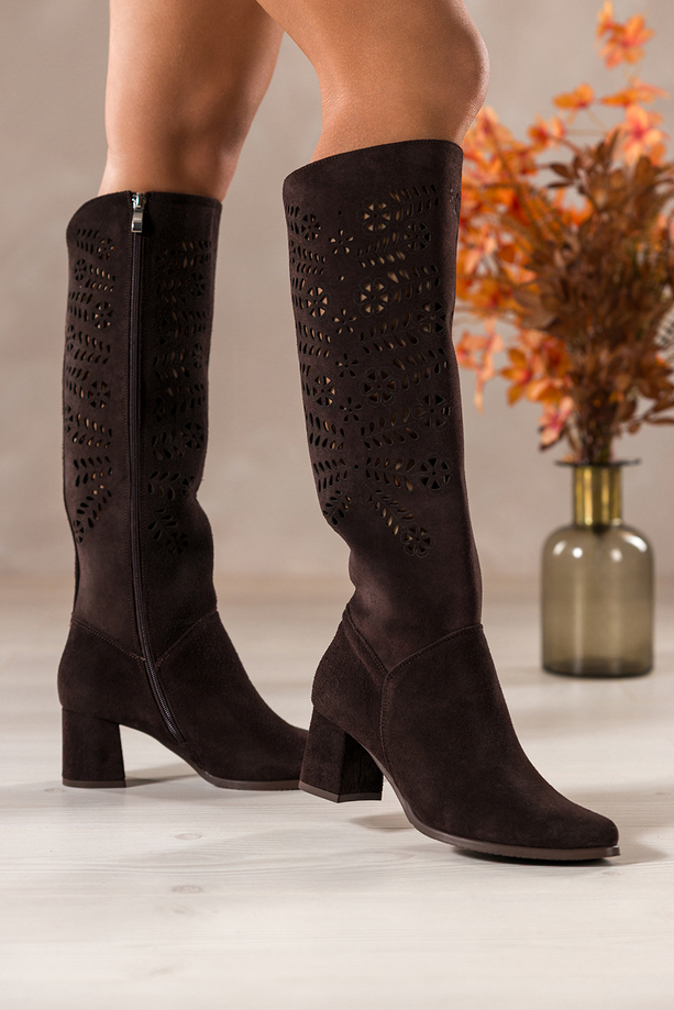 Czekoladowe kozaki skórzane damskie ażurowe na niskim obcasie guma w cholewce PRODUKT POLSKI Casu 7997-595