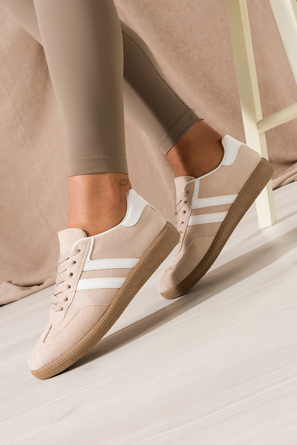 Beżowe sneakersy damskie buty sportowe na elastycznej płaskiej podeszwie podwójne sznurówki białe wstawki Casu B-6610