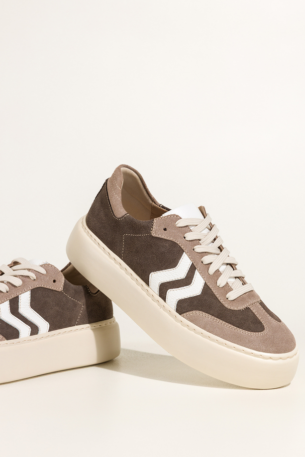 Brązowe sneakersy skórzane damskie buty sportowe na platformie z białymi i beżowymi wstawkami sznurowane PRODUKT POLSKI Casu M8763H6