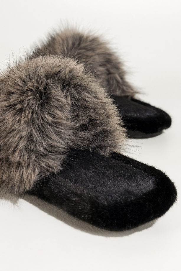 Ciemnoszare kapcie damskie obuwie domowe futrzane szeroki pasek z długim włosiem Casu UO965
