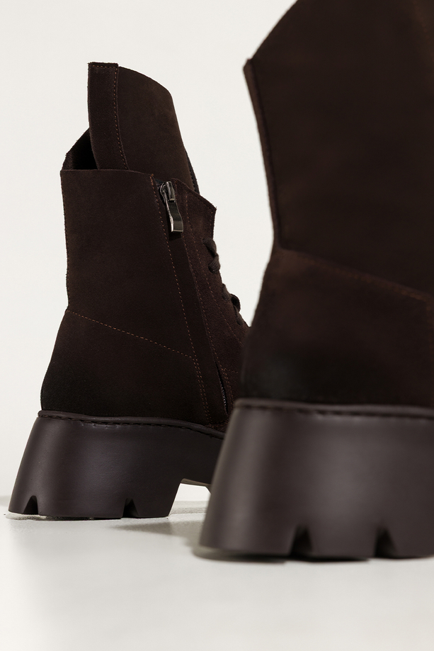 Czekoladowe botki skórzane damskie workery na bieżnikowanej platformie geometrycznie wycięta cholewka sznurowane PRODUKT POLSKI Casu 023