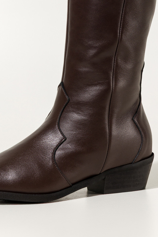 Czekoladowe kozaki skórzane damskie kowbojki na ściętym klocku wycięta cholewka z ozdobnymi paskami PRODUKT POLSKI Casu 7000-704