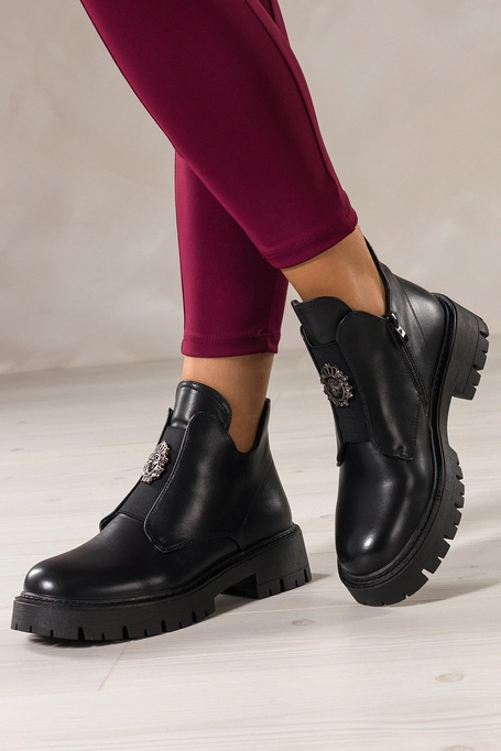 Czarne botki damskie z wyciętą cholewką na bieżnikowanej platformie czarna guma ze stalową ozdobą Carla WZ828K