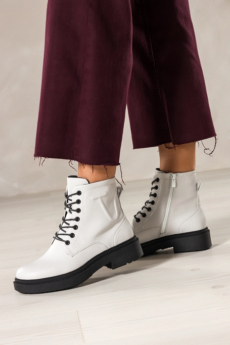 Białe botki skórzane damskie Sergio Leone na czarnej żłobionej platformie ozdobne przeszycia na cholewce sznurowane YG74751-H