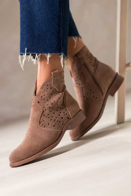 Brązowe botki damskie płaskie ażurowa cholewka Carla S7476-6