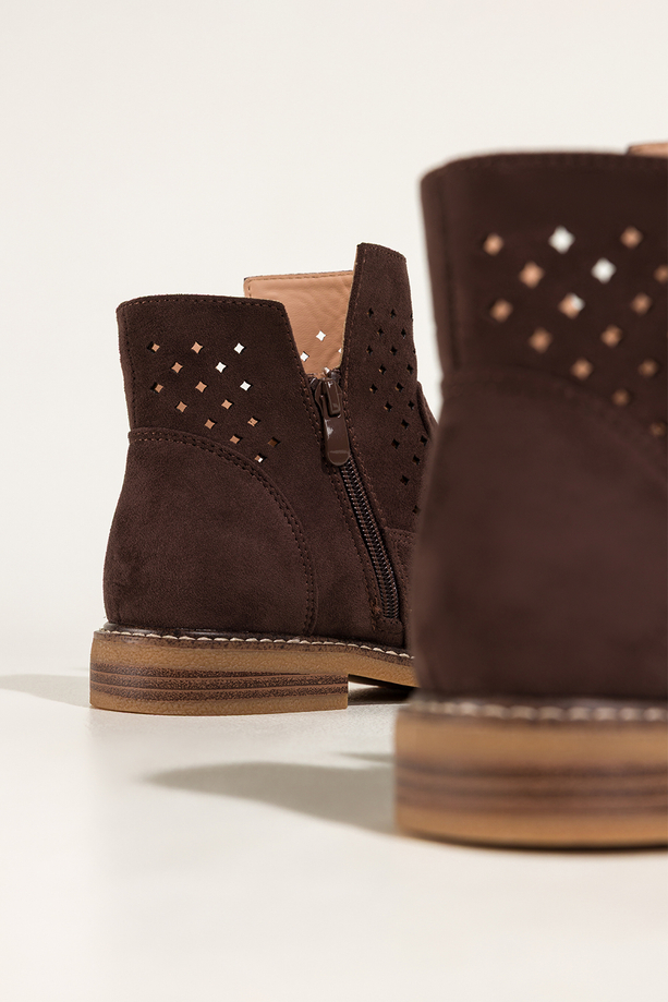 Czekoladowe botki damskie ażurowe na płaskiej podeszwie z przeszyciami wycięta cholewka Carla Z7094-8