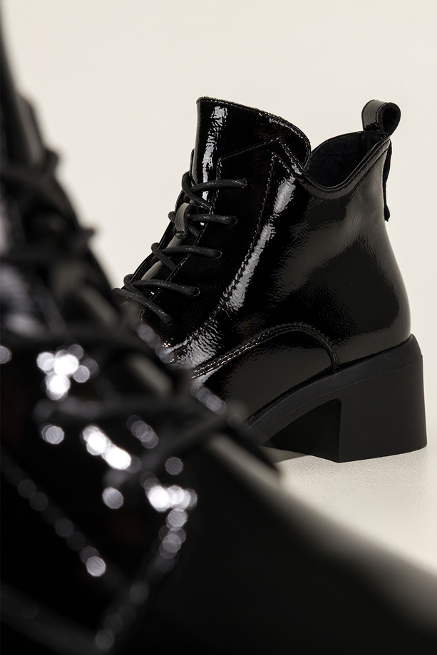 Czarne botki skórzane damskie lakierowane Sergio Leone na szerokim klocku wycięta cholewka sznurowane YG74560-H