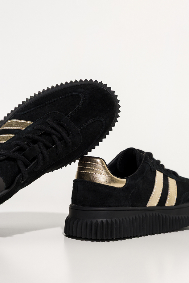 Czarne sneakersy skórzane damskie buty sportowe na czarnej platformie złote wstawki sznurowane Carla TW-CU-800