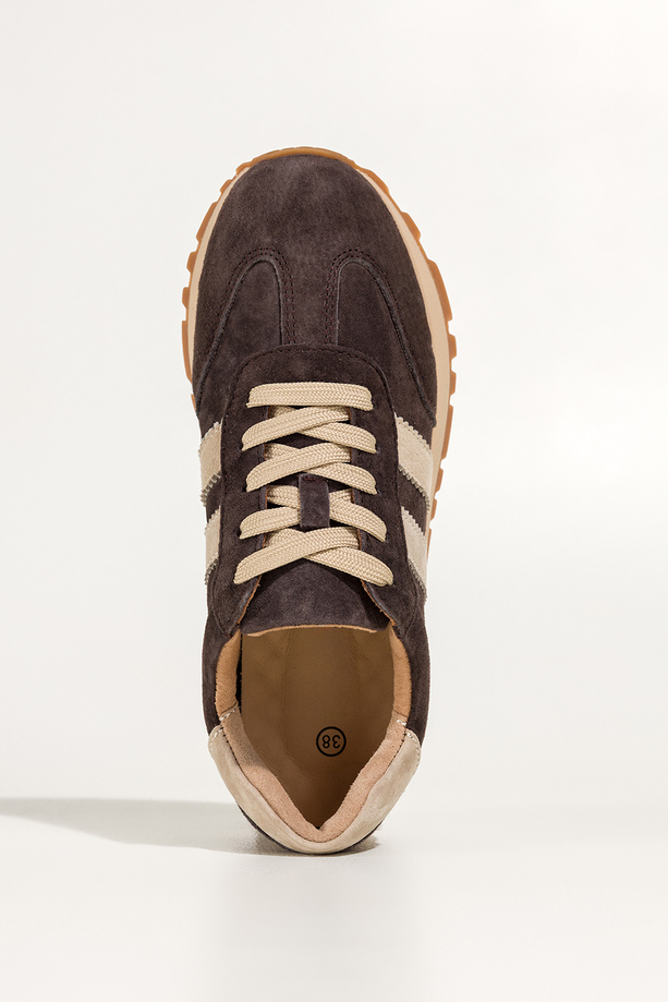 Czekoladowe sneakersy skórzane damskie buty sportowe na bieżnikowanej platformie beżowe wstawki sznurowane Carla TW-OC8919