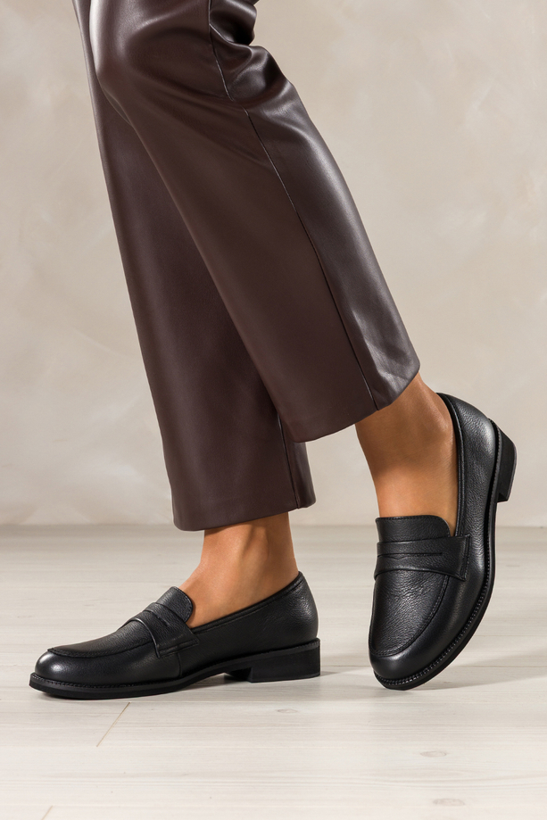 Czarne mokasyny skórzane damskie Sergio Leone na niskim szerokim obcasie ozdobny pasek na cholewce NP74887-H