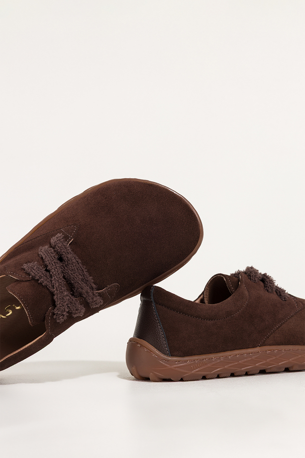 Czekoladowe buty barefoot skórzane zamszowe damskie szerokie na elastycznej płaskiej podeszwie puszyste sznurówki PRODUKT POLSKI Casu 89811