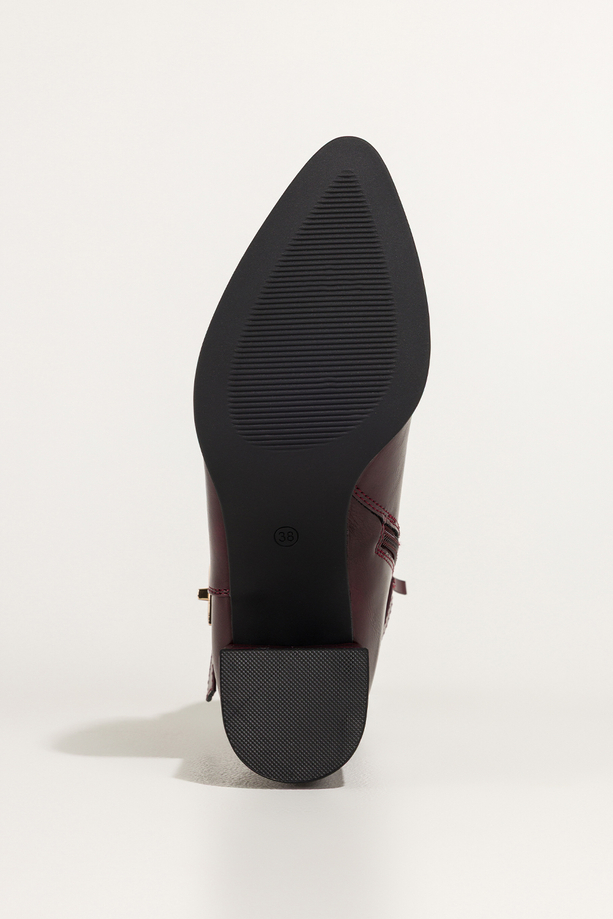 Bordowe botki damskie na szerokim słupku guma w cholewce pasek ze złotą ozdobą Carla 4160