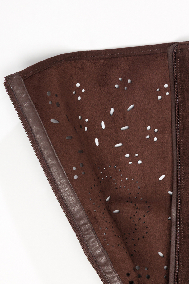 Czekoladowe kozaki damskie z ażurową cholewką Carla MH403K