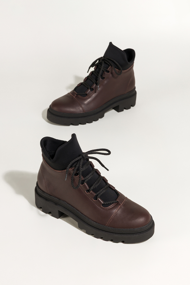 Czekoladowe botki skórzane damskie na bieżnikowanej podeszwie sznurowane PRODUKT POLSKI Casu A099