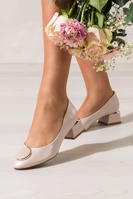 Perłowe czółenka damskie z ozdobą na niskim klocu skórzana wkładka Casu ER25X9-PB