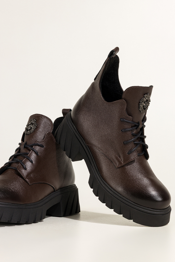 Czekoladowe botki skórzane damskie na bieżnikowanej platformie wycięta cholewka stalowa ozdoba na języku sznurowane PRODUKT POLSKI Casu 39458