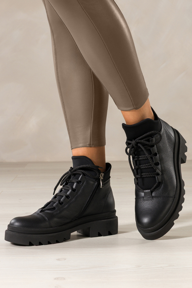 Czarne botki skórzane damskie na bieżnikowanej podeszwie sznurowane PRODUKT POLSKI Casu A099