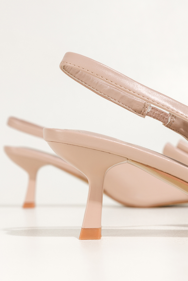 Beżowe czółenka damskie z kokardą obcas kieliszek odkryta pięta elastyczna guma w pasku Carla N892