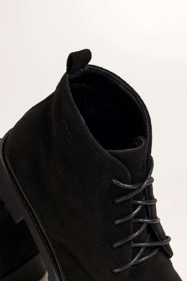 Czarne botki damskie na żłobionej podeszwie sznurowane Casu 8998-8