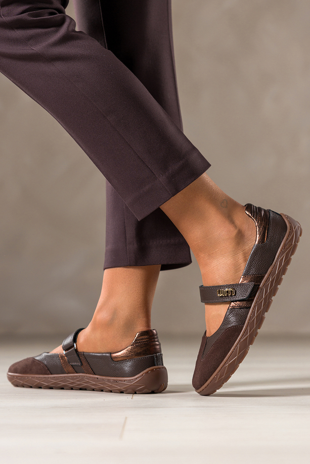 Czekoladowe baleriny barefoot skórzane damskie szerokie na elastycznej żłobionej podeszwie miedziane wstawki pasek na rzep złota ozdoba PRODUKT POLSKI Casu 89796