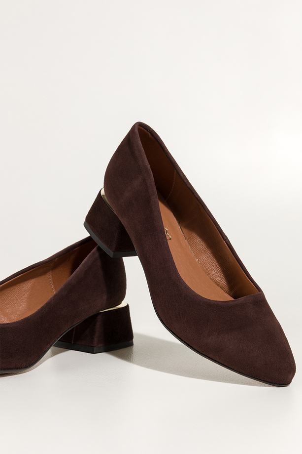 Czekoladowe czółenka skórzane damskie na klocu ze złotym akcentem PRODUKT POLSKI Casu 6881