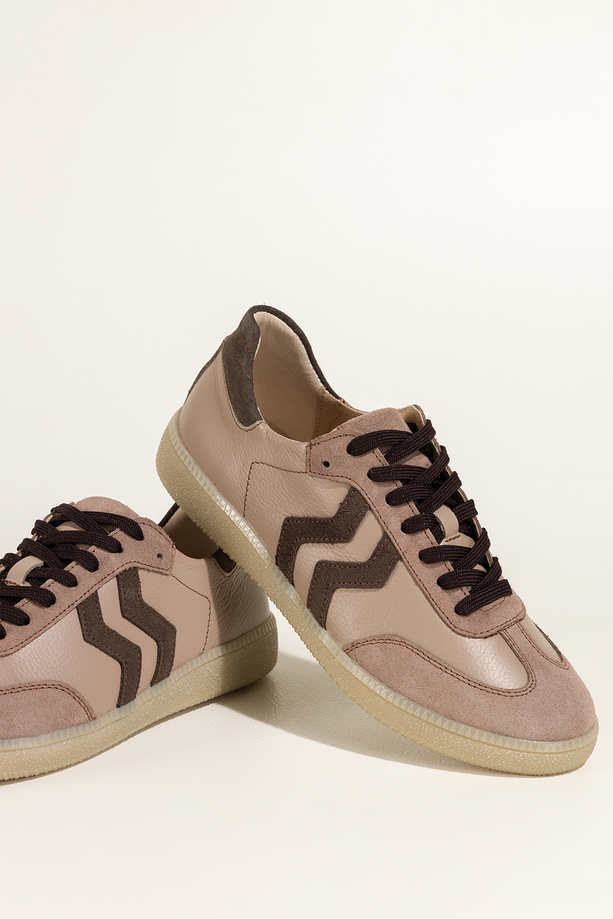 Beżowe sneakersy skórzane damskie buty sportowe na elastycznej płaskiej podeszwie z czekoladowymi wstawkami sznurowane PRODUKT POLSKI Casu M8763