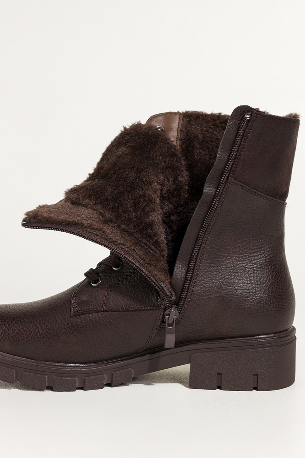 Czekoladowe botki damskie na bieżnikowanej platformie sznurowane ozdobne przeszycia na cholewce Casu 4463-7