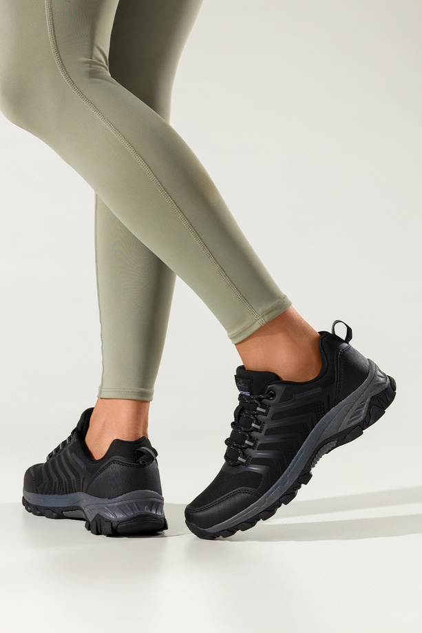 Czarne buty trekkingowe damskie buty sportowe softshell na bieżnikowanej podeszwie szare wstawki sznurowane Carla EY82933-8