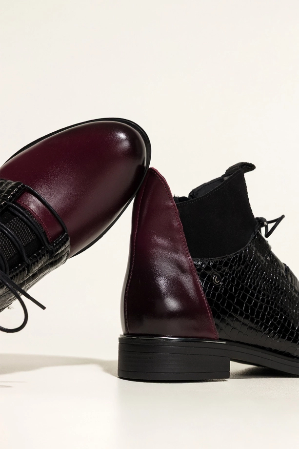Bordowe botki skórzane damskie płaskie wstawki lakierowane z wzorem wężowym sznurowane PRODUKT POLSKI Casu 39476
