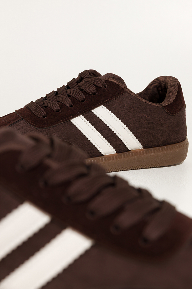 Czekoladowe sneakersy damskie buty sportowe na elastycznej podeszwie jasnobeżowe wstawki sznurowane Casu 22336-3