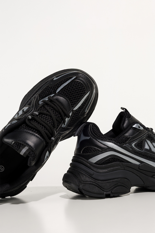 Czarne sneakersy damskie buty sportowe na platformie srebrne wstawki sznurowane Carla OZ693K